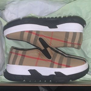 Burberry Cream Trainers eu 27 u.s size 10 toddler